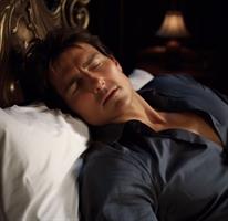 tom-cruise-laying-in-bed
